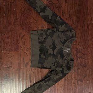 cropped camo long sleeve shirt